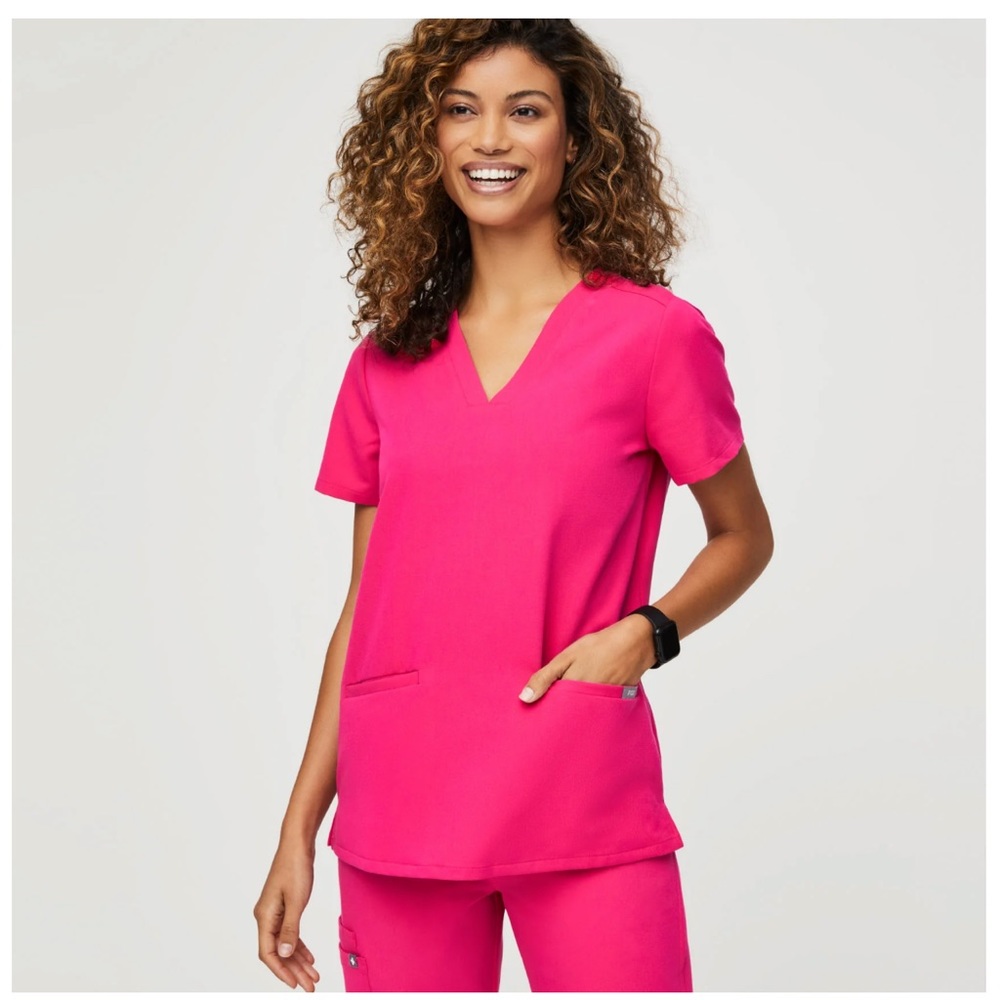 Figs Set - Casma Three-Pocket Scrub Top, Zamora Petite Jogger Scrub Pants